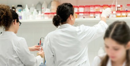 Profesjonalne kosmetyki do włosów z najwyższej półki… niekoniecznie z drogeryjnej. Dlaczego profesjonalne kosmetyki do włosów są lepsze od tych drogeryjnych?