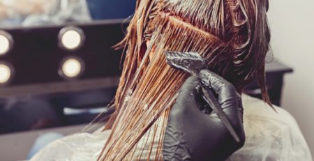 Farbowanie włosów latem – 5 żelaznych zasad letniej koloryzacji